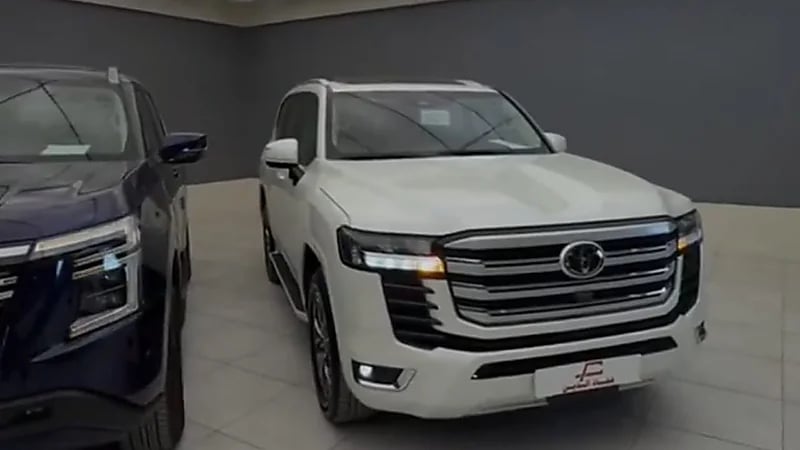 مواجهة نارية بين لاند كروزر GXR4 ونيسان باترول LE Turbo 2025 .. فيديو