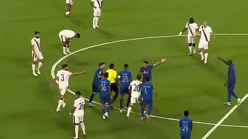 نيفيز ينفجر غضبًا على الحكم بعد احتساب هدف السيتي الأول  .. فيديو