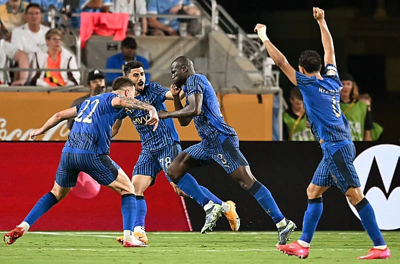 حساب الهلال يحتفي بفوزه التاريخي على مانشستر سيتي: أرسل زعيمًا ولا توصّه