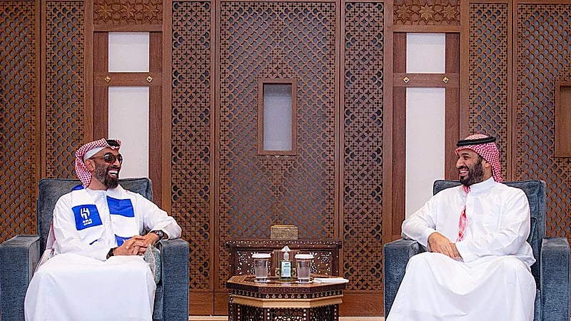 ولي العهد يستقبل الشيخ طحنون بن زايد وشال الزعيم يزين كتفه بفخر وعزة