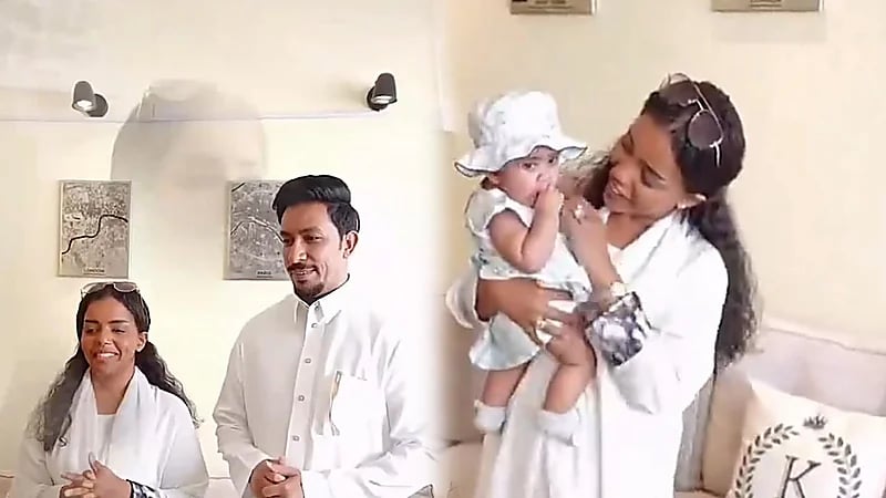 تأثر كارمن الشقردي وزوجها لحظة استلام ابنتهما بالتبني ..فيديو