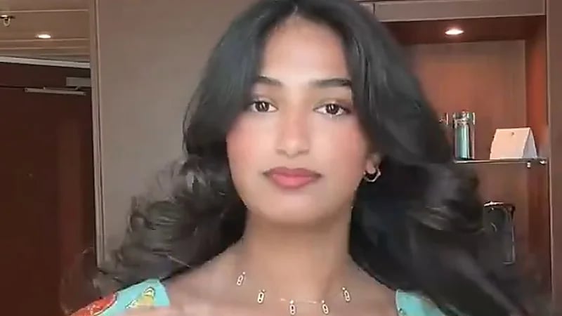 ابنة نهى نبيل تخطف الأنظار بإطلالتها المبهجة ..فيديو