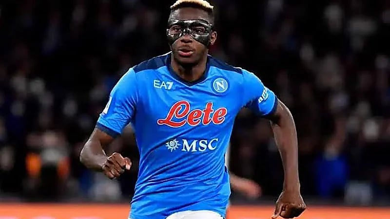 أوسيمين يبلغ نابولي برغبته بالانتقال إلى غلطة سراي