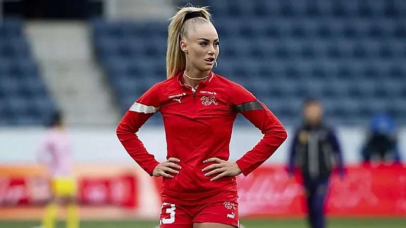 مثل ميسي.. حارس شخصي يرافق أليشا ليمان في يورو السيدات