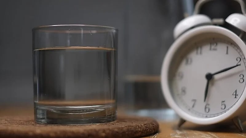 مختصة تؤكد: الصيام المائي يذيب دهون الكبد ويفيد مرضى الكوليسترول الوراثي.. فيديو