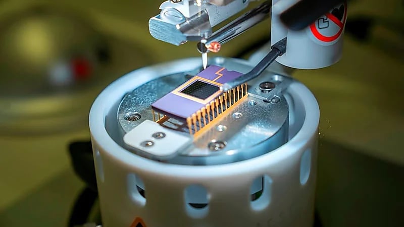 "كاكست" تصنع 25 رقاقة إلكترونية متقدمة بأيدٍ سعودية