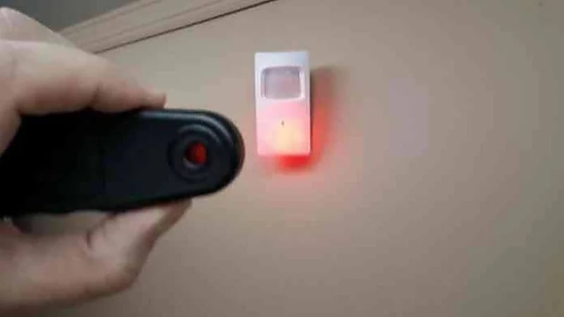 خبير تقني: 3 علامات تكشف وجود أجهزة تجسس في الأماكن الجديدة.. فيديو