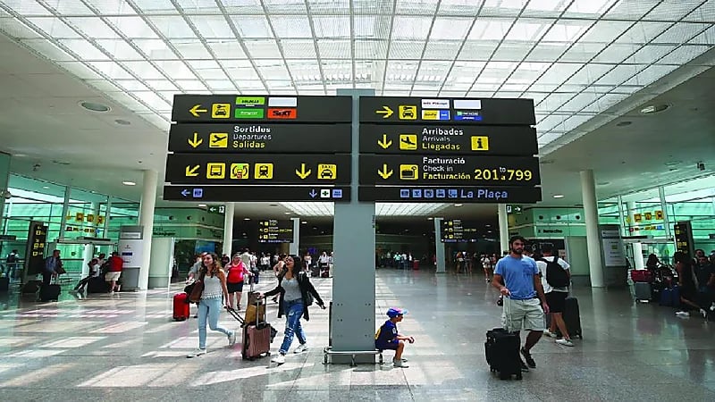 زوجان يتركان طفلهما في مطار برشلونة لسبب غريب
