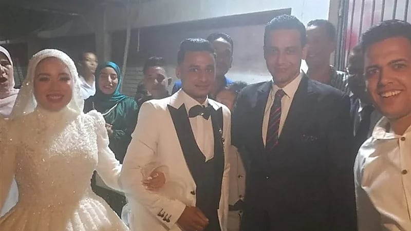 عريس يصطحب عروسته للإدلاء بصوتيهما في الانتخابات بمصر..صور