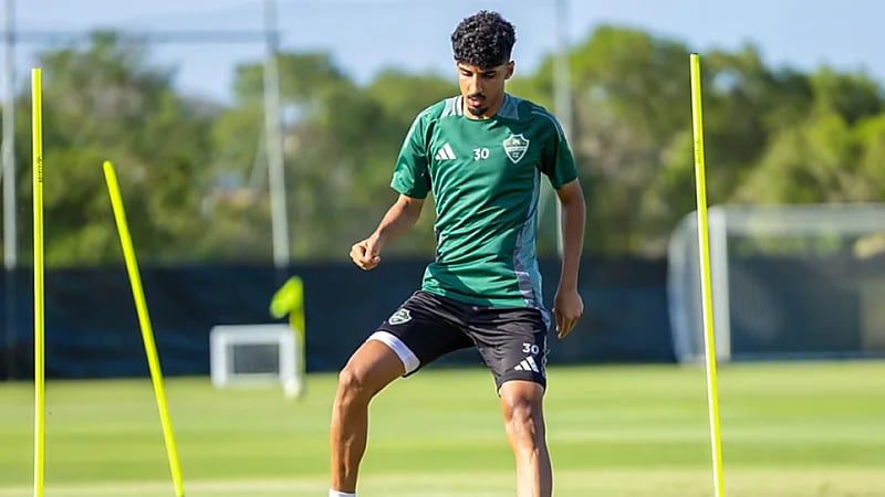 الجهني يقترب من تجديد عقده مع الأهلي