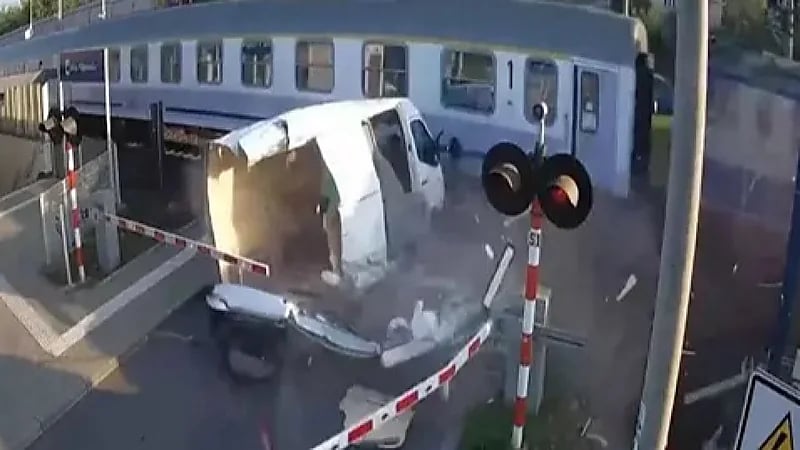 لحظة نجاة سائق شاحنة من حادث مروع بعد اصطدام مع قطار ..فيديو