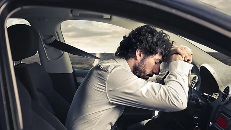 تركستاني يحذر: النوم في السيارة قاتل بسبب غازات أول أكسيد الكربون .. فيديو