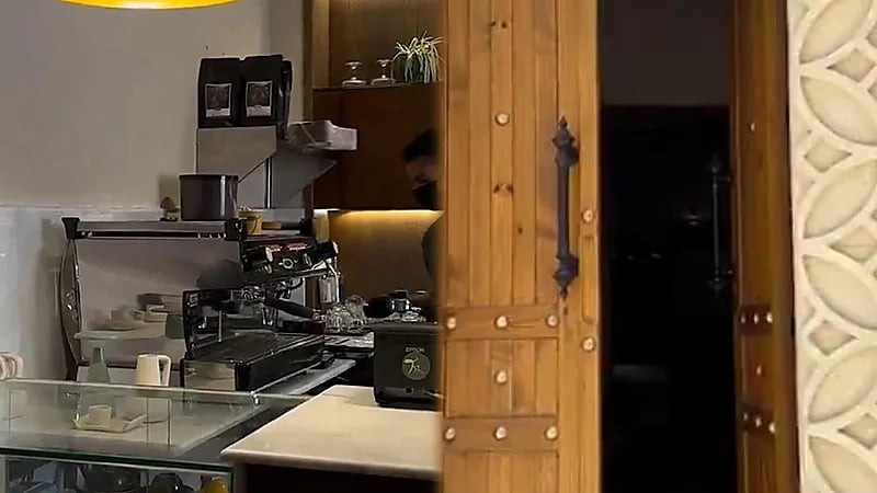 تحويل بيت شعبي عمره 200 سنة وسط حي تاريخي في ⁧‫الأحساء‬⁩ إلى مقهى.. فيديو