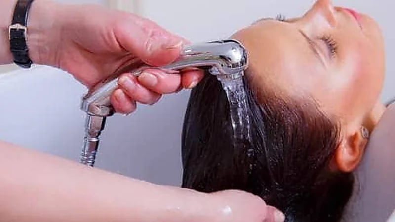 غسل الشعر في الصيف: كم مرة تكفي للحفاظ على صحته ولمعانه؟
