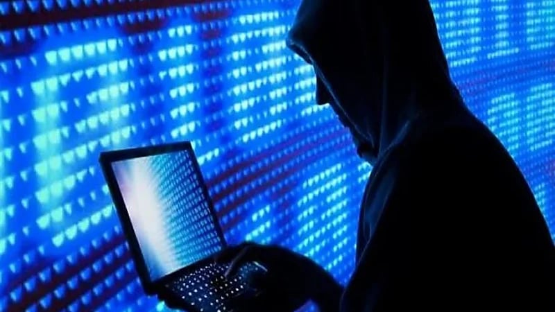 محامي يحذر: لا تشارك رموزك السرية واحذف أي تطبيق مشبوه .. فيديو