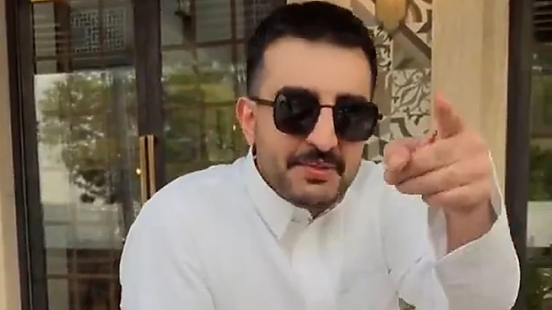 شاب يوثّق استجابة الهلال الأحمر السريعة بعد تعرضه لوعكة صحية مفاجئة..فيديو