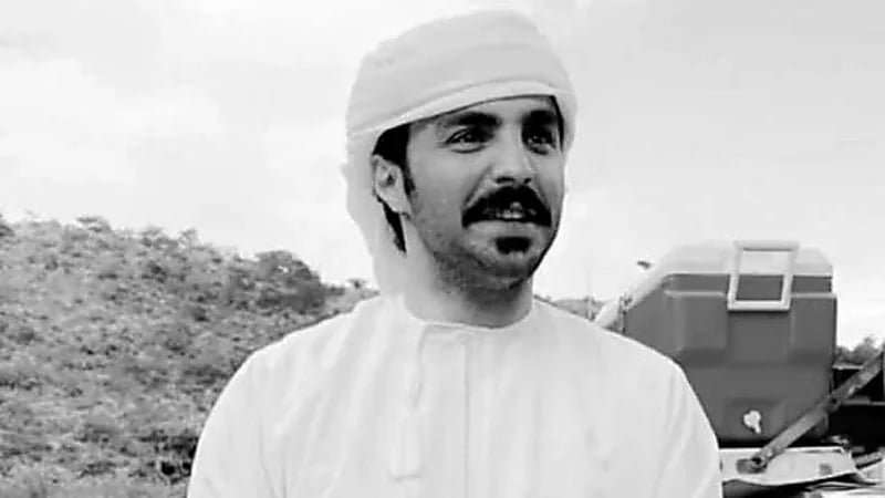 وفاة الشاعر سعود بن معدي القحطاني إثر حادث سقوط في سلطنة عمان  ..  فيديو