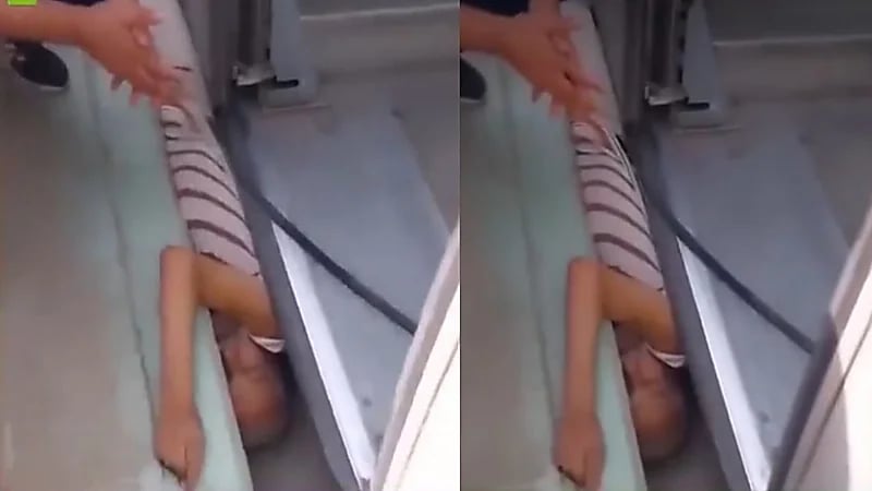 رجل يسقط بين قطار المترو والرصيف في تونس.. فيديو