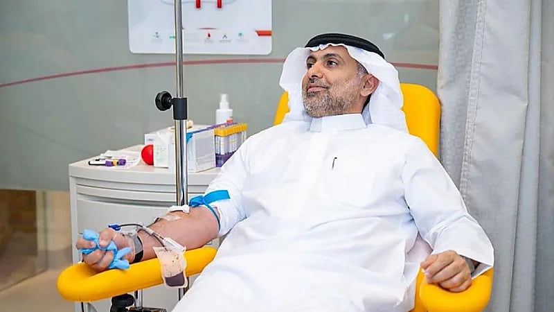 وزير الصحة يقتدي بولي العهد ويشارك في الحملة الوطنية للتبرع بالدم