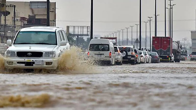 استمرار هطول الأمطار على معظم أنحاء المملكة حتى نهاية الأسبوع الجاري..فيديو