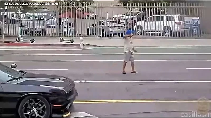 رجل يوقف سيارته وسط الطريق ويهدد المارة بساطور ..فيديو