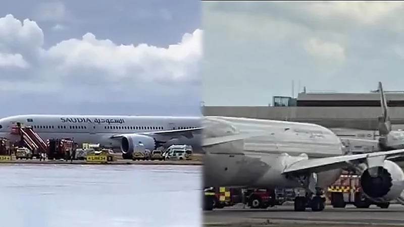 مسافر يفتح باب طائرة الخطوط السعودية في لندن ويتسبب في تأخير الرحلة..فيديو