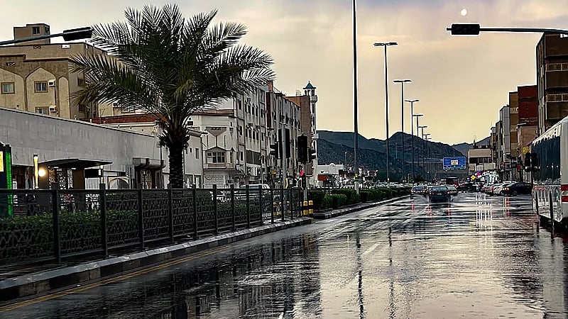 إمارة مكة تصدر تحذيرًا لسالكي الطرق بسبب أمطار رعدية متوقعة