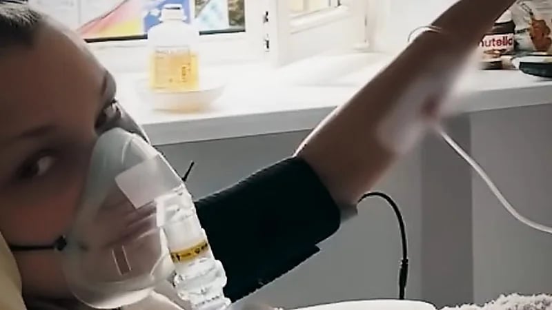 صور صادمة لبيلا حديد تكشف صراعها مع مرض لايم  ..  صور