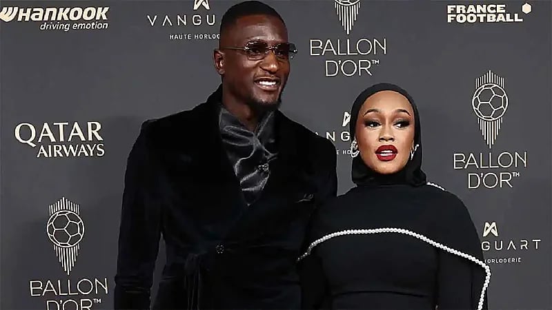 زوجة غيراسي تخطف الأضواء بحجابها في حفل الكرة الذهبية.. فيديو