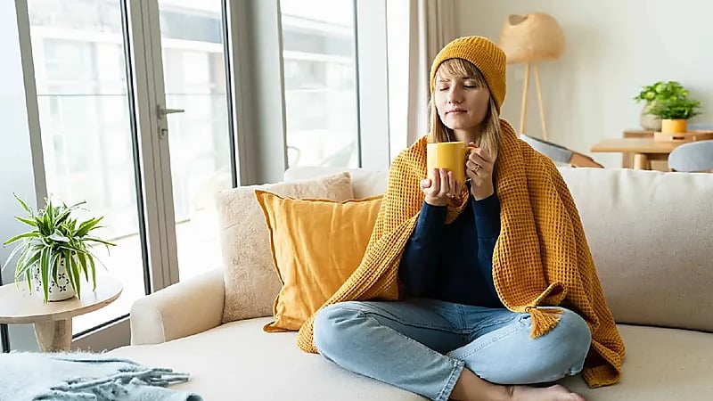 برودة الجسم المستمرة تحذر من مشكلات صحية خطيرة