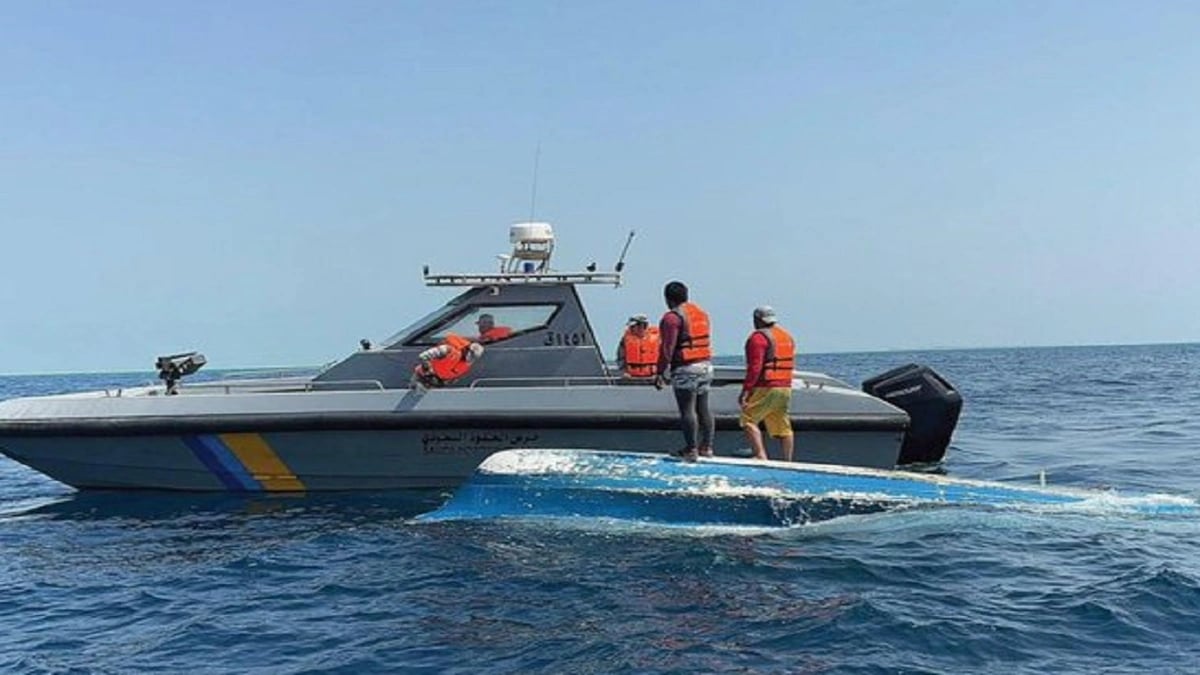 إنقاذ مقيمين انقلبت واسطتهما البحرية في عرض البحر