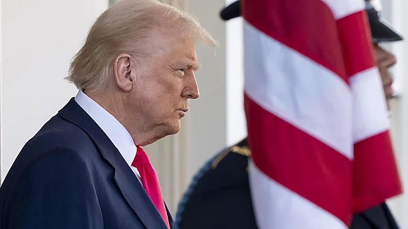 منشور ساخر لترامب يلمح فيه لترؤسه أمريكا للأبد.. فيديو