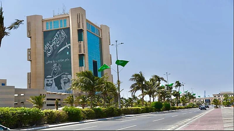 أمانة جدة تزين الطرق والمرافق العامة براية التوحيد ضمن فعاليات اليوم الوطني 