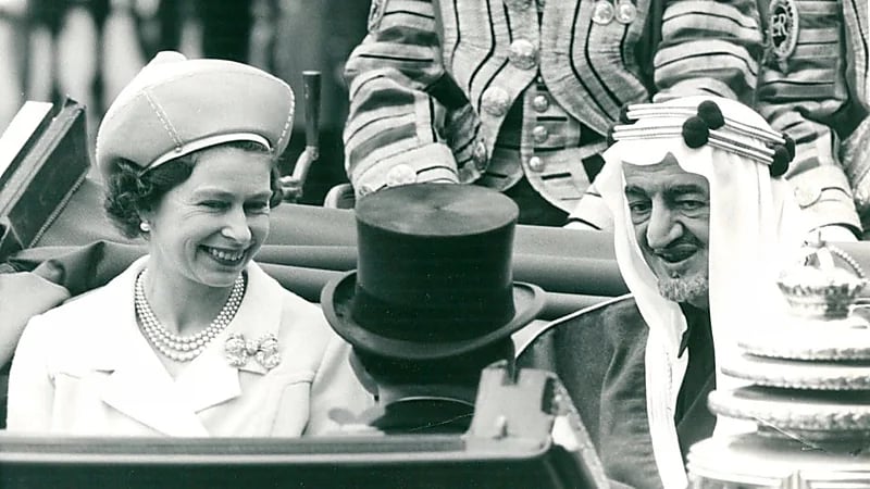 صورة نادرة للملك فيصل والملكة إليزابيث قبل 55 عامًا