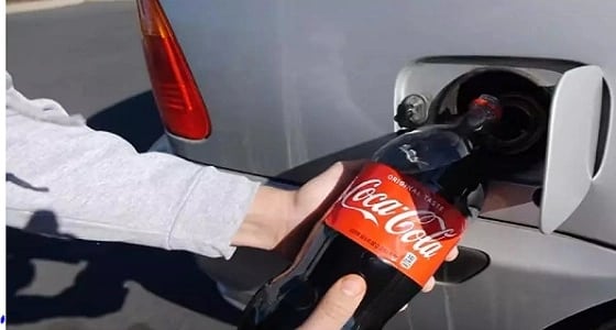 رجل يستبدل البنزين بـ " الكوكاكولا "