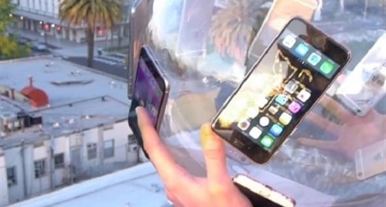 بالفيديو.. شاب يلقي 14 هاتف " آيفون " من ارتفاع شاهق