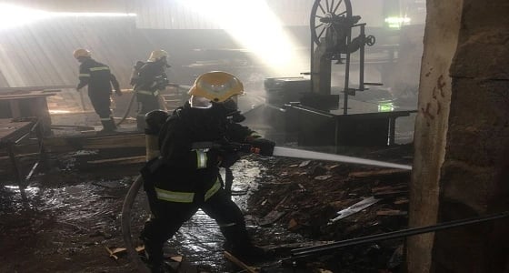 بالصور.. مدني نجران يخمد حريق بمستودع أخشاب