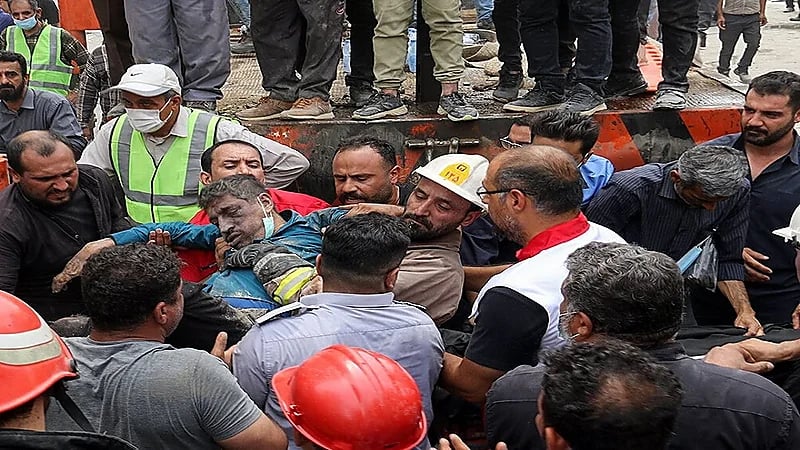 احتجاجات في إيران بعد سقوط مبنى وتأخر إنقاذ العالقين تحت الأنقاض