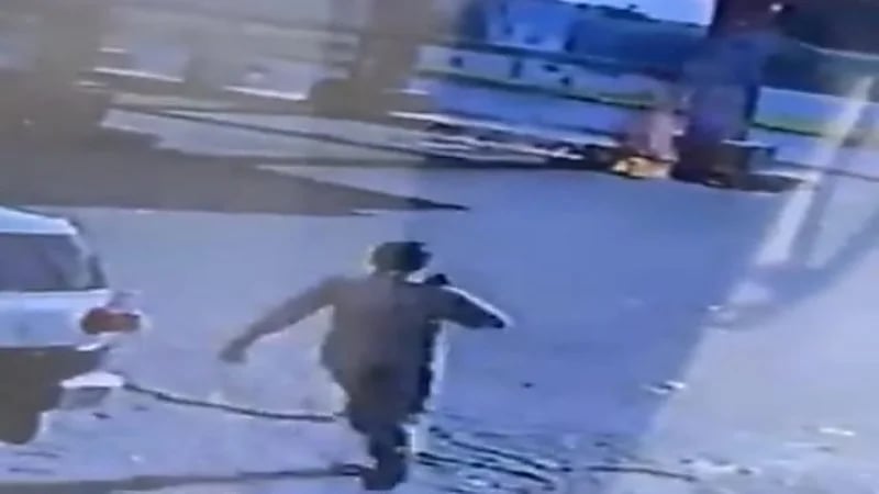 شاهد.. رجل أمن يسارع لإطفاء حريق في إحدى محطات الوقود 