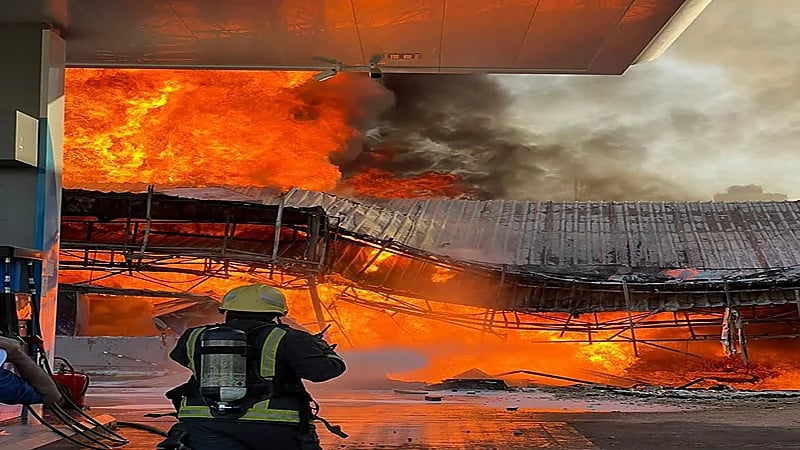 صور..نشوب حريق في محطة وقود بحي العزيزية