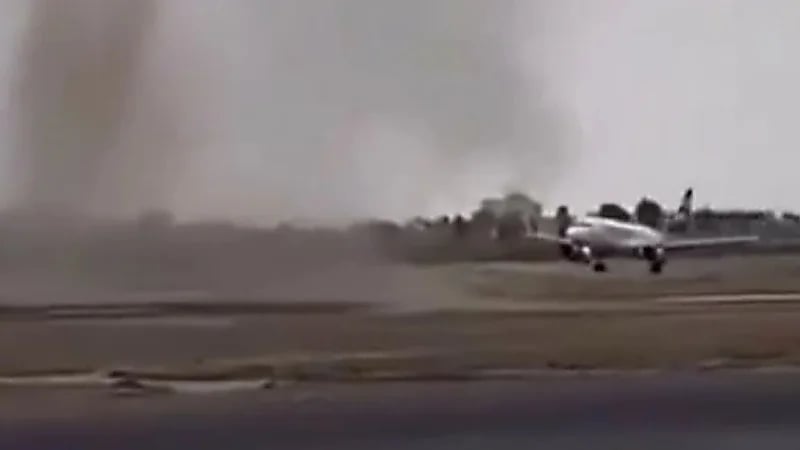 إلغاء هبوط طائرة طيران أديل في آخر لحظة بمطار أبها.. فيديو