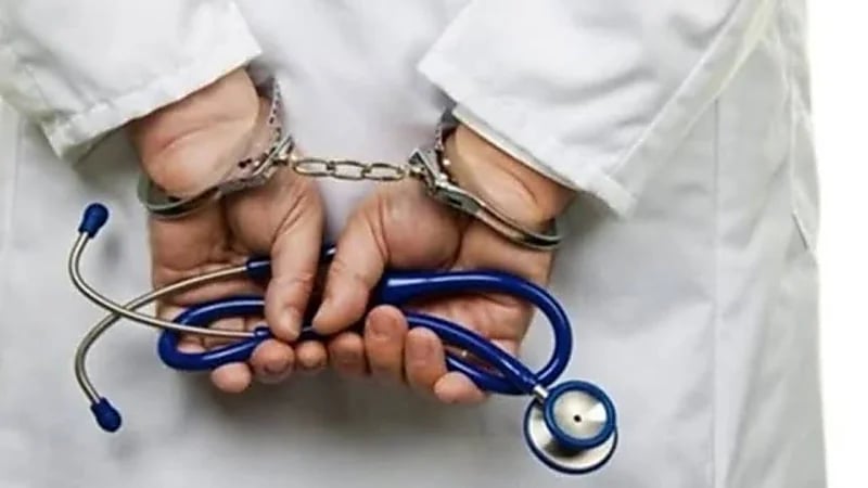 طبيب يهتك عرض مريضة داخل عيادته الخاصة 