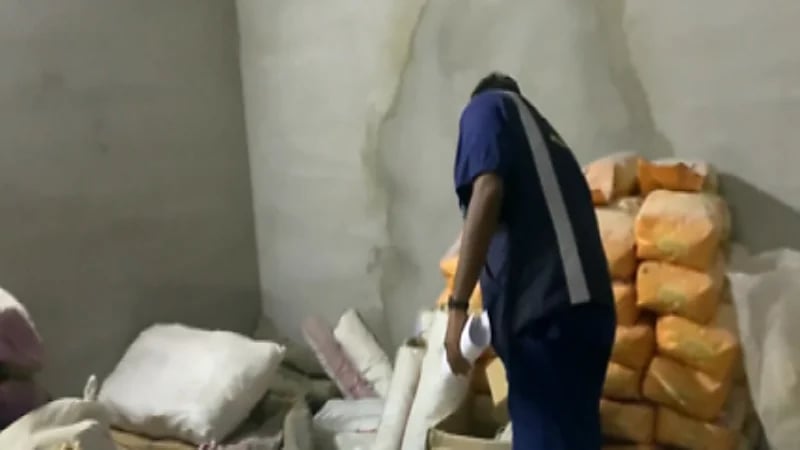 بالفيديو .. ضبط معسلات مجهولة المصدر في محال بالمنطقة الشرقية