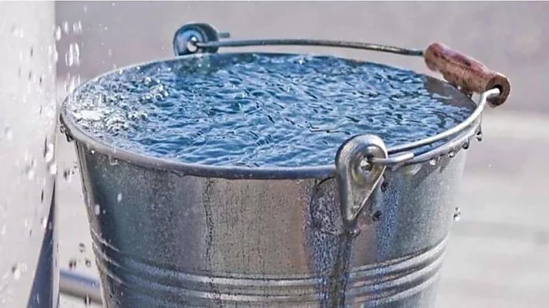 جدلاً واسعاً بعدما أخبر فندق شهير زبائنه بتوفير دلواً إذا احتاجوا إلى ماء ساخن