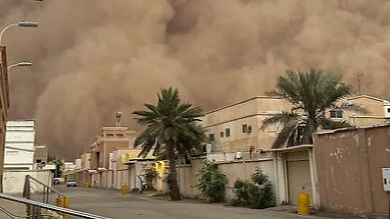 جدار غباري هائل يحول محافظة الرس إلى ظلام دامس بالنهار .. فيديو