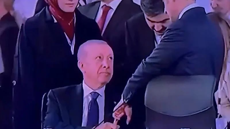 لقطة عفوية بين أردوغان وماكرون خلال اجتماع المجموعة السياسية تثير الجدل .. فيديو