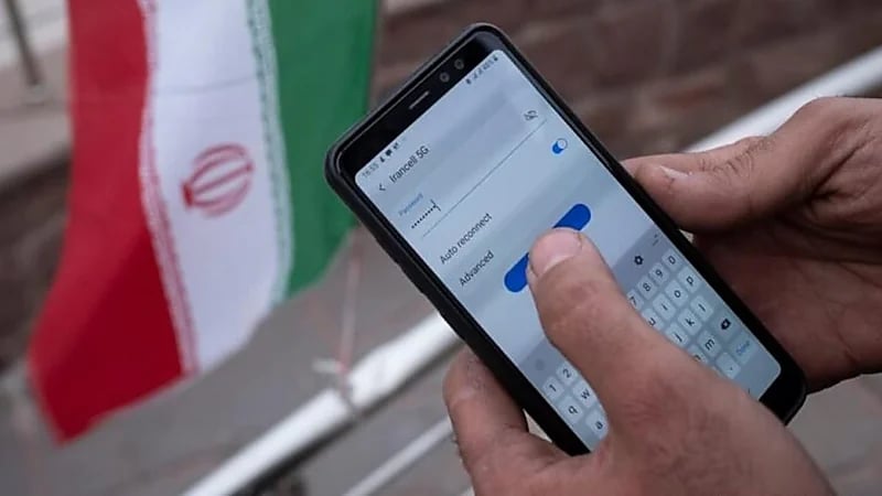 إيران تبدأ بتقييد شامل للإنترنت وتحظر واتساب وتعطّل خدمات تحديد المواقع