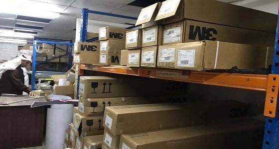 بالصور.. ضبط  600 ألف " لمبة " مغشوشة بمستودع في الرياض