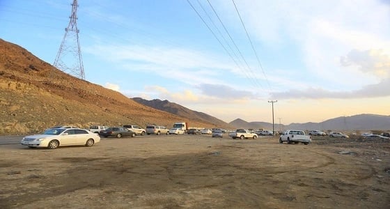 بالصور.. الأمطار تدفع المواطنين للتنزه في المدينة المنورة