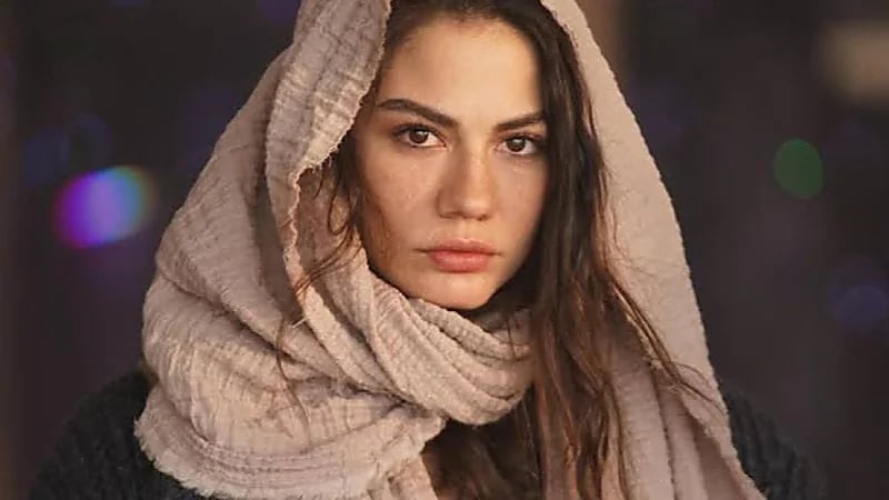 ديميت أوزديمير تتلو سورة الفاتحة بصوت هادئ وسط تفاعل كبير في تركيا .. فيديو